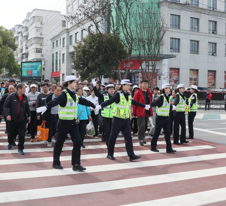 咸宁马拉松启用拉链式人墙 飒爽女警牵手动态分流