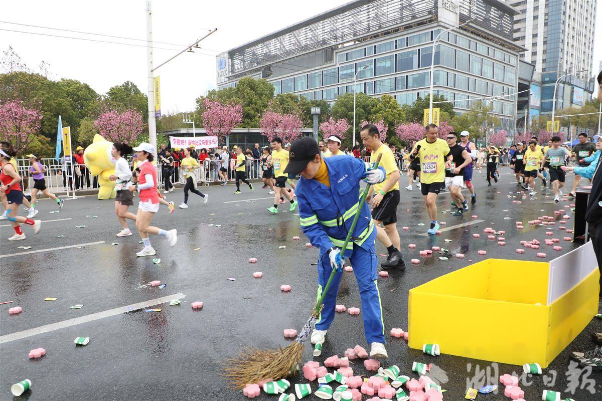 汉马赛中“伴随式”保洁5600余名环卫人员跑出“清场加速度”(图3)