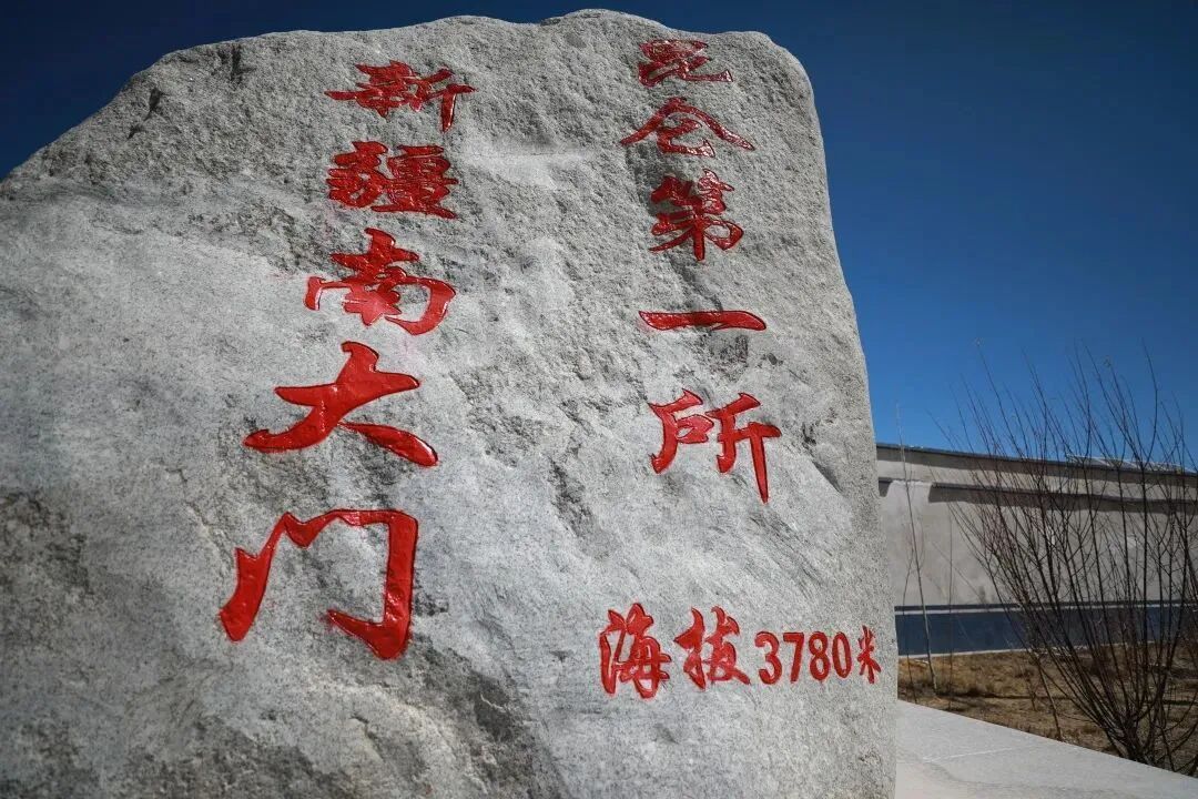 “咱们这儿缺氧，但从来不缺精神。”