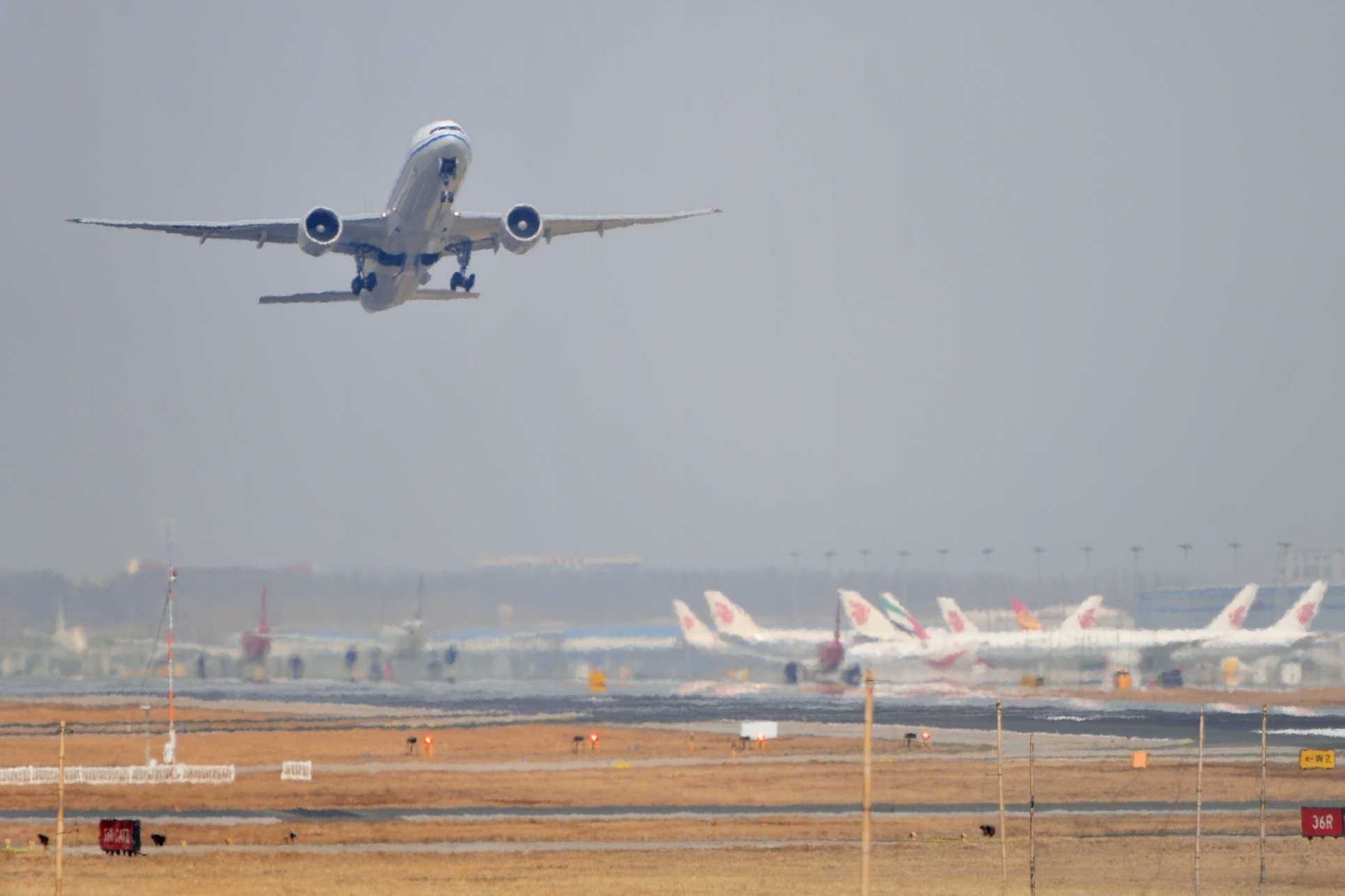 多家航空公司推出票价波动免费退票政策 机票买贵了可免费退→