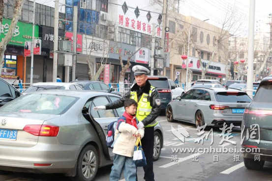  荆门交警空地联动护学 筑牢春季开学平安防线