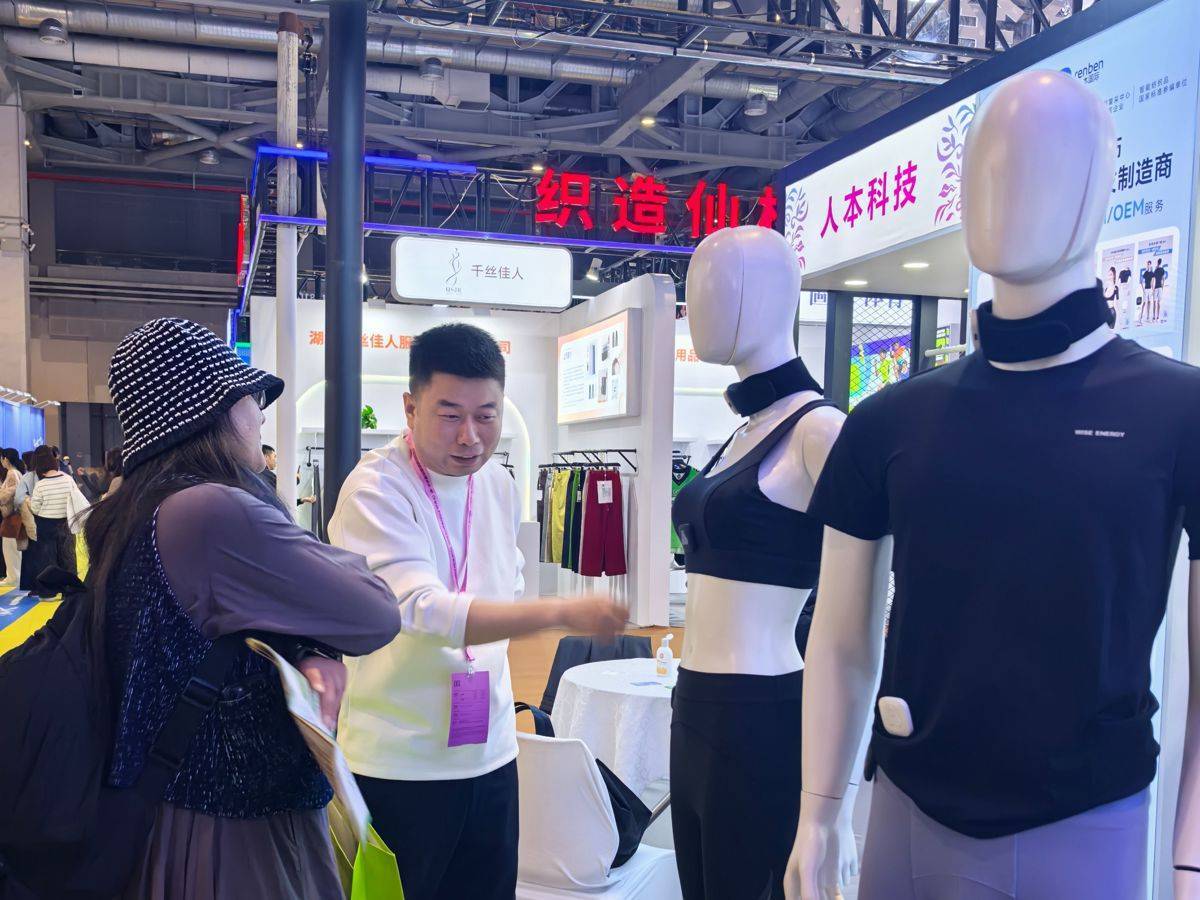  “服装还能这样玩？”天门这家企业，把“按摩椅”穿在了身上