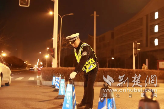  荆门交警护航“第18届金龙泉（啤酒）感恩漳河日”
