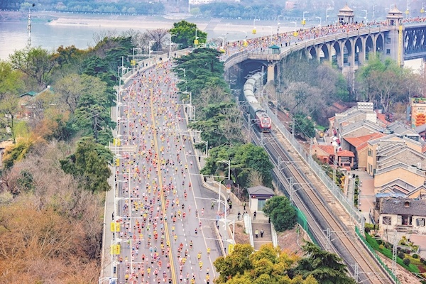 2026武汉马拉松激情开跑 3万名选手跨过“一城两江三镇四桥五湖” 正是江城好风景  樱花时节又逢君