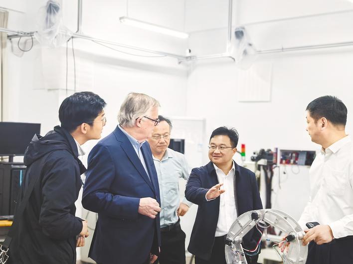  全国政协委员丁华锋持续关注大学生创新创业 “让中国机器人成为新质生产力的重要支撑”