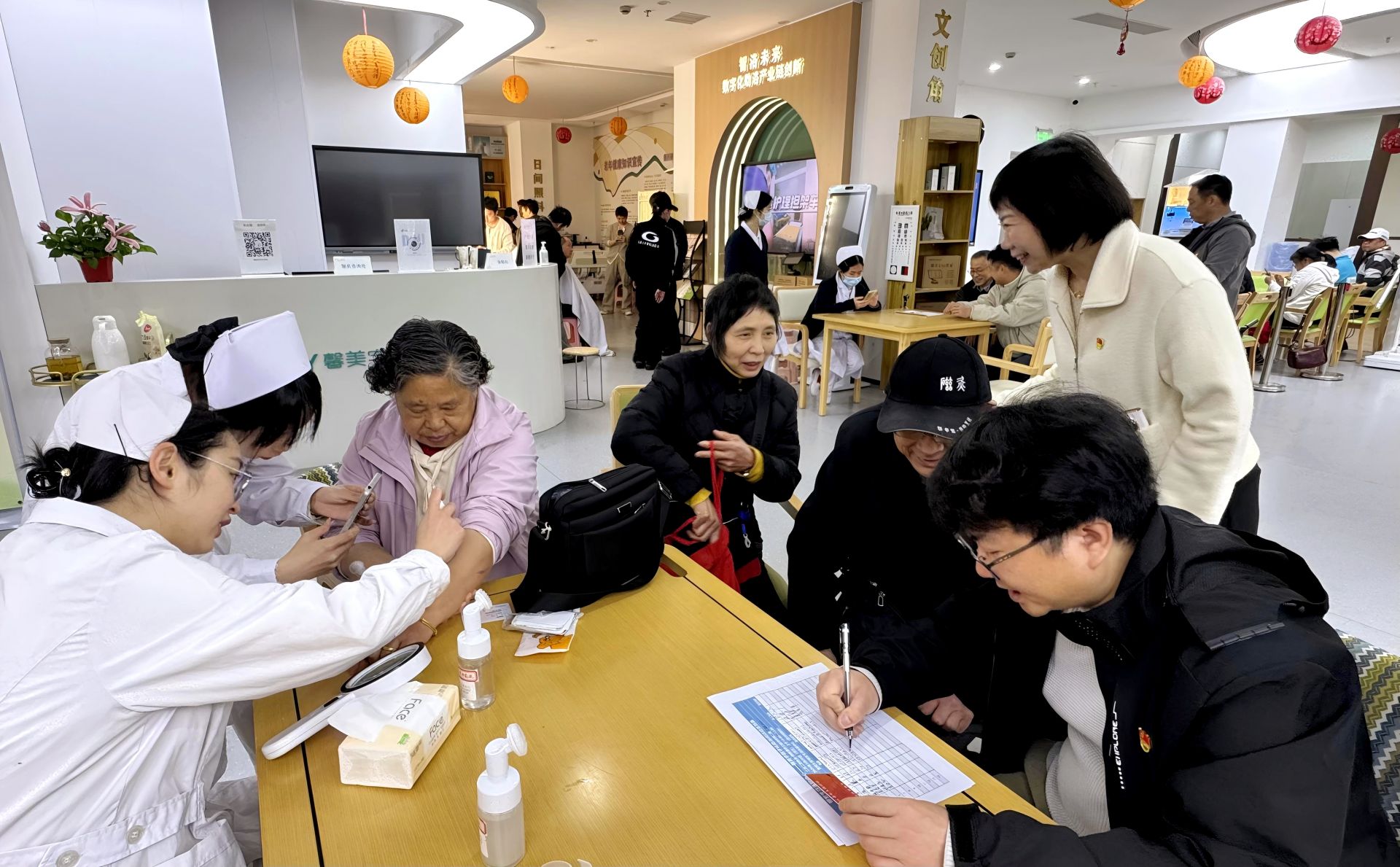  湖北省康复辅具技术中心开展“二月二龙抬头·焕新康养”健康义剪等党员实践活动
