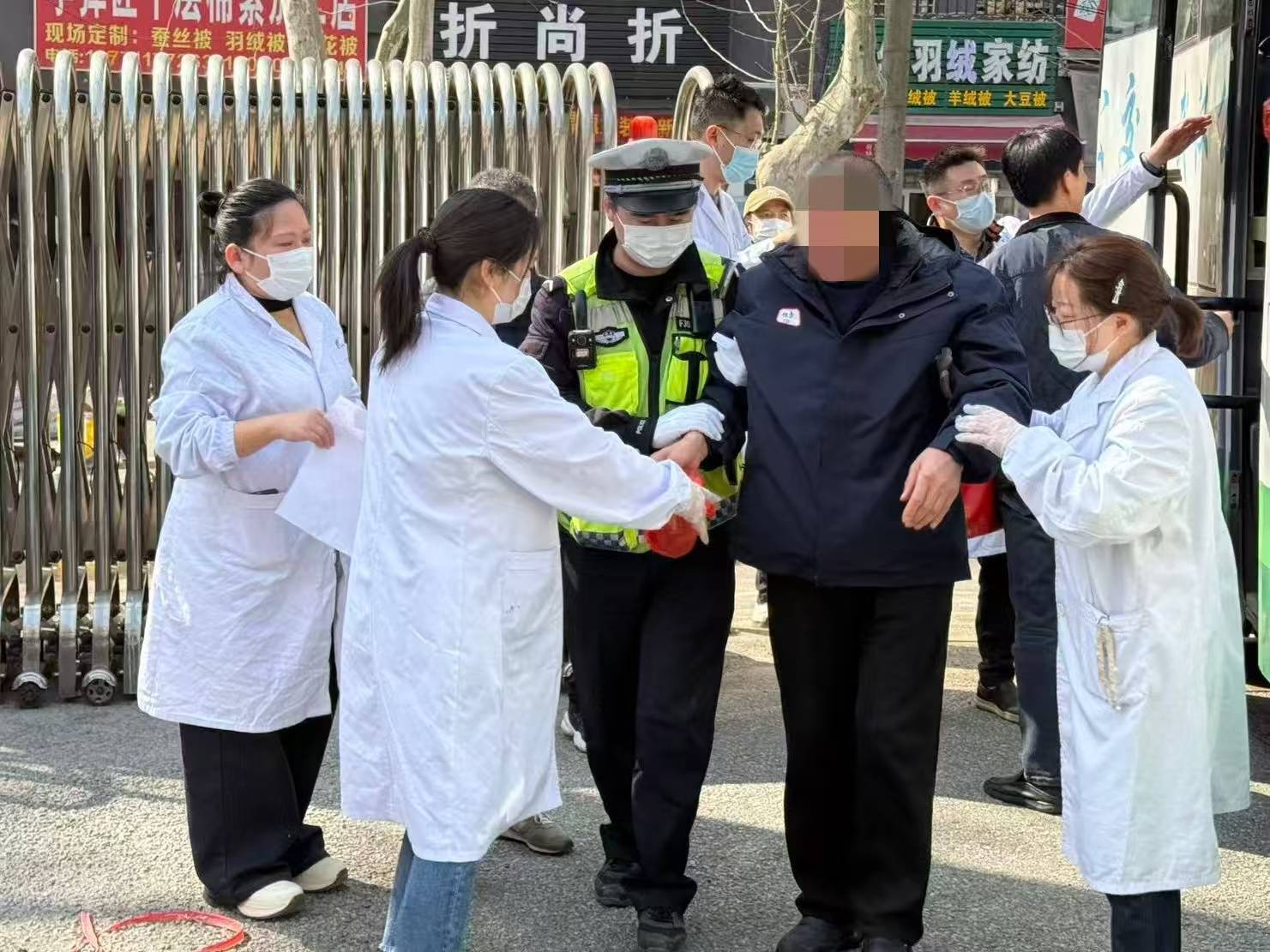  武汉青山交警暖心护航失能失智老人