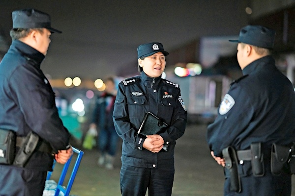 从窗口到市场，昔日户政民警成长为派出所所长 “铁娘子”守护华中最大“菜篮子”