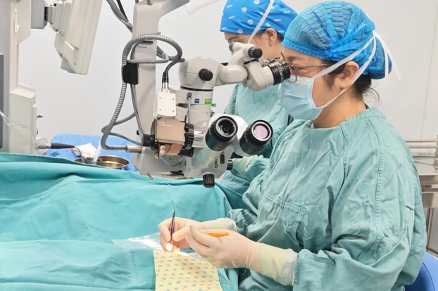 47岁高度近视女子视力骤降 竟是“黑核”白内障在作祟