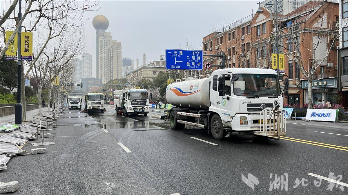 汉马赛中“伴随式”保洁5600余名环卫人员跑出“清场加速度”(图2)