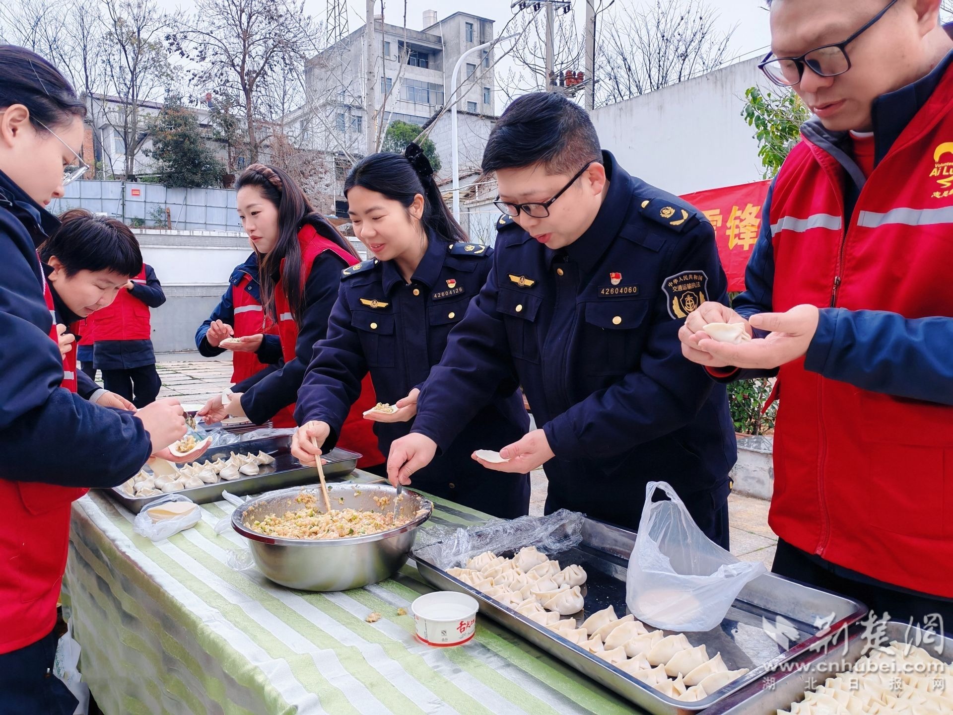  湖北高速路政开展学雷锋敬老志愿服务活动