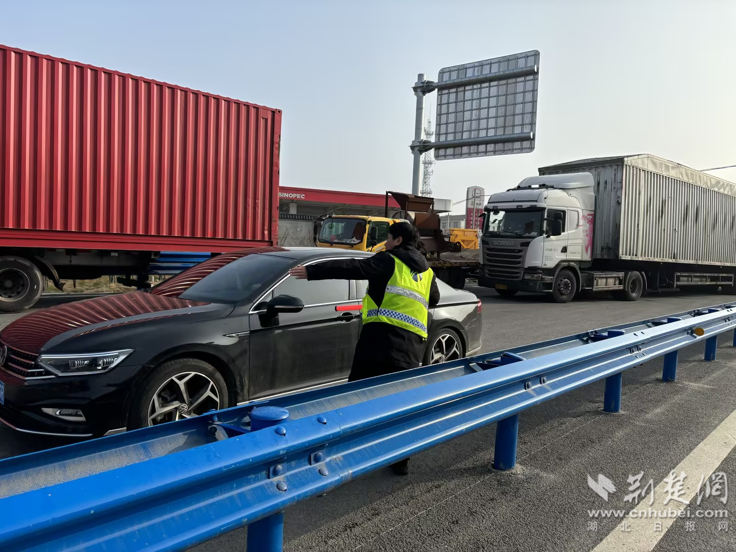小河溪收费站全力护航雾天通行安全