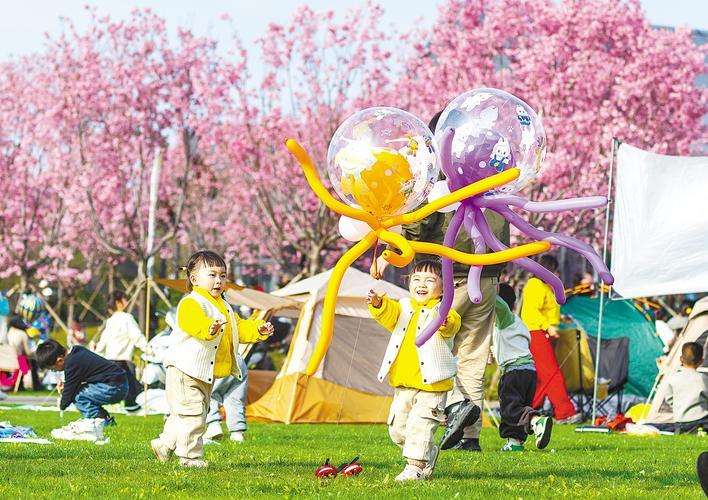 湖北黄石：花团锦簇游人醉