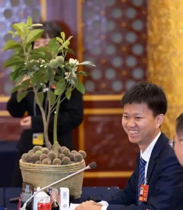  华春莹：我一口气吃了两颗化橘红