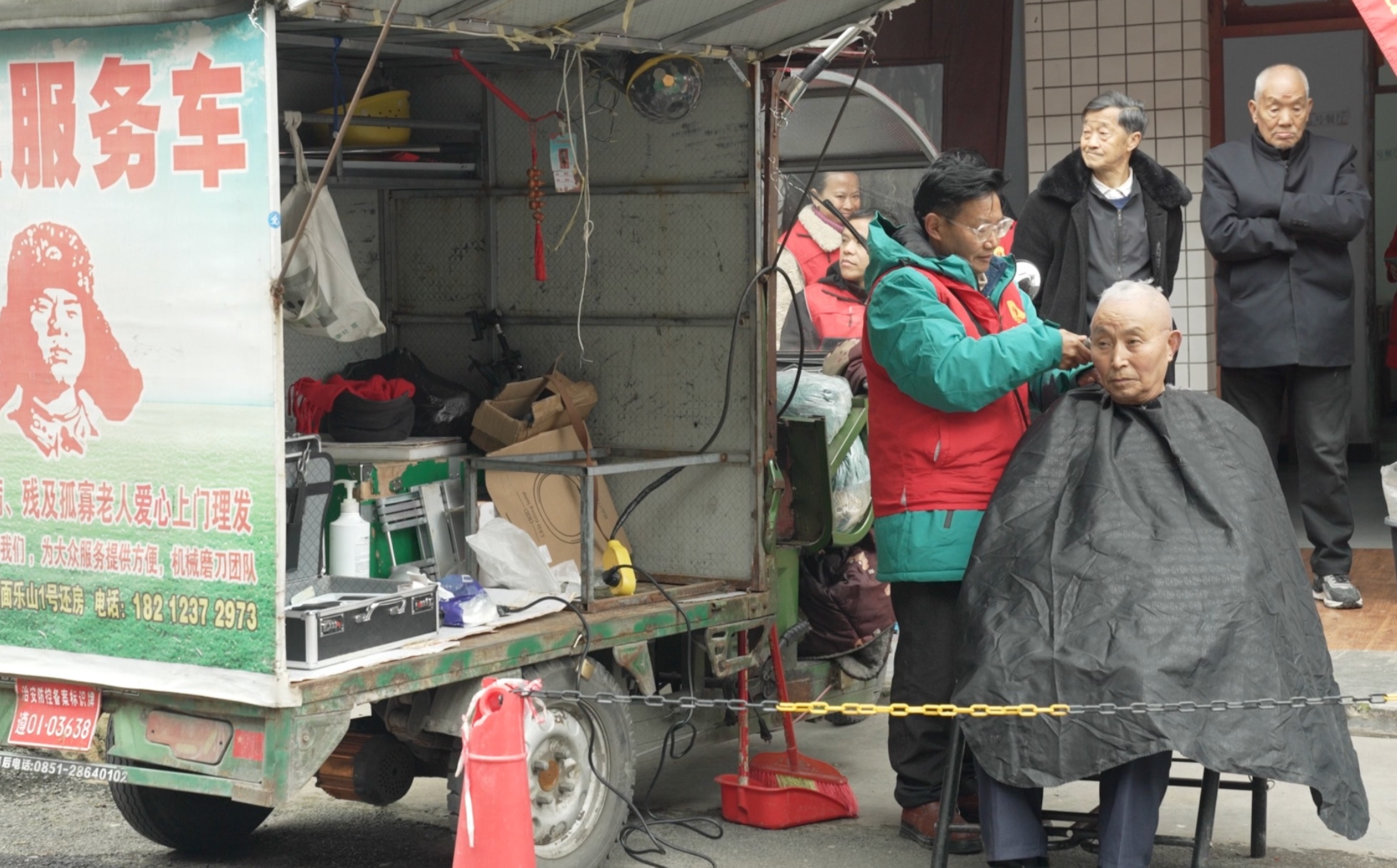 一把剪刀、一辆三轮车，他46年为2万余人次免费剪发
