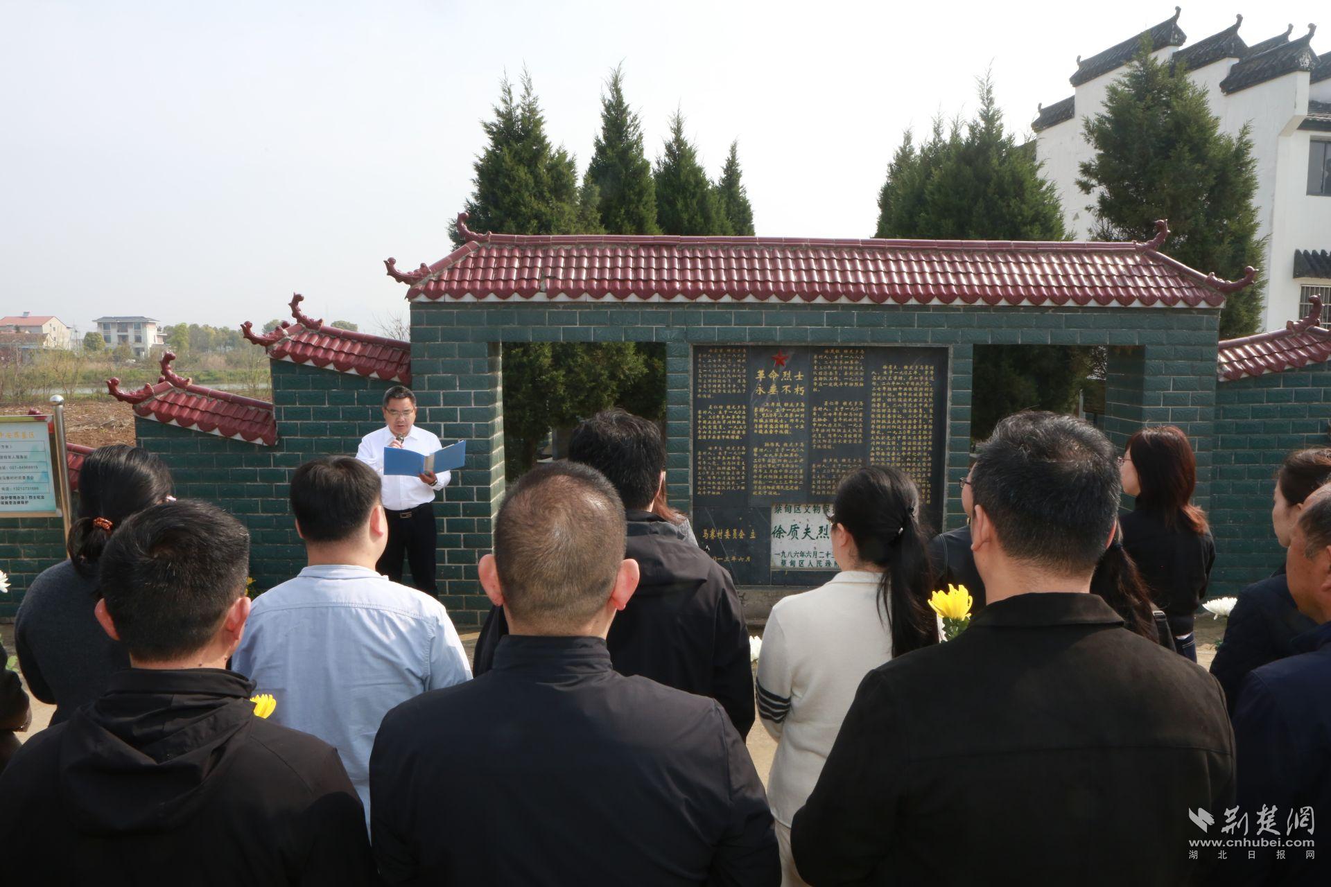 守护英烈荣光 武汉多方联动开展蔡甸区零散烈士墓祭扫管护活动