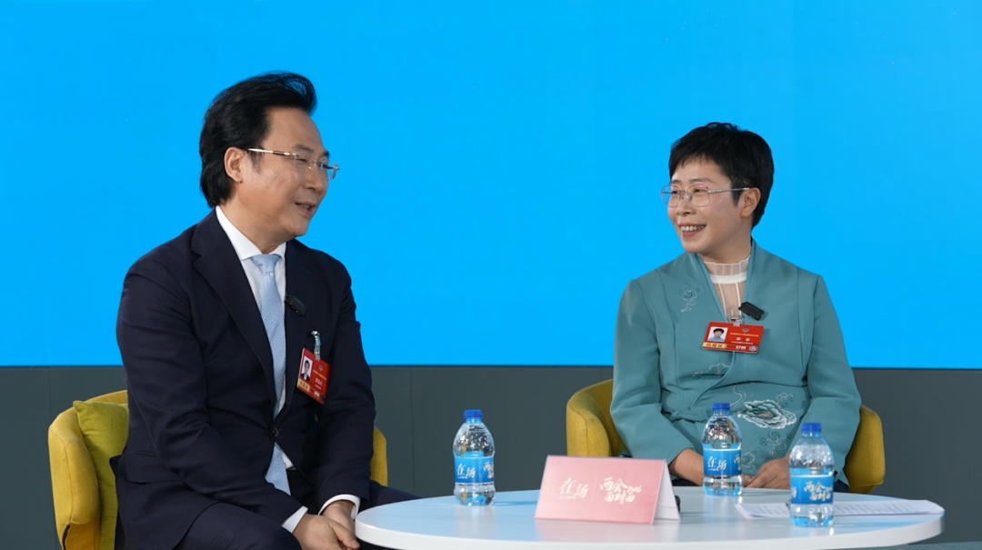 被问到这个问题，蒙曼现场“打”了记者一掌