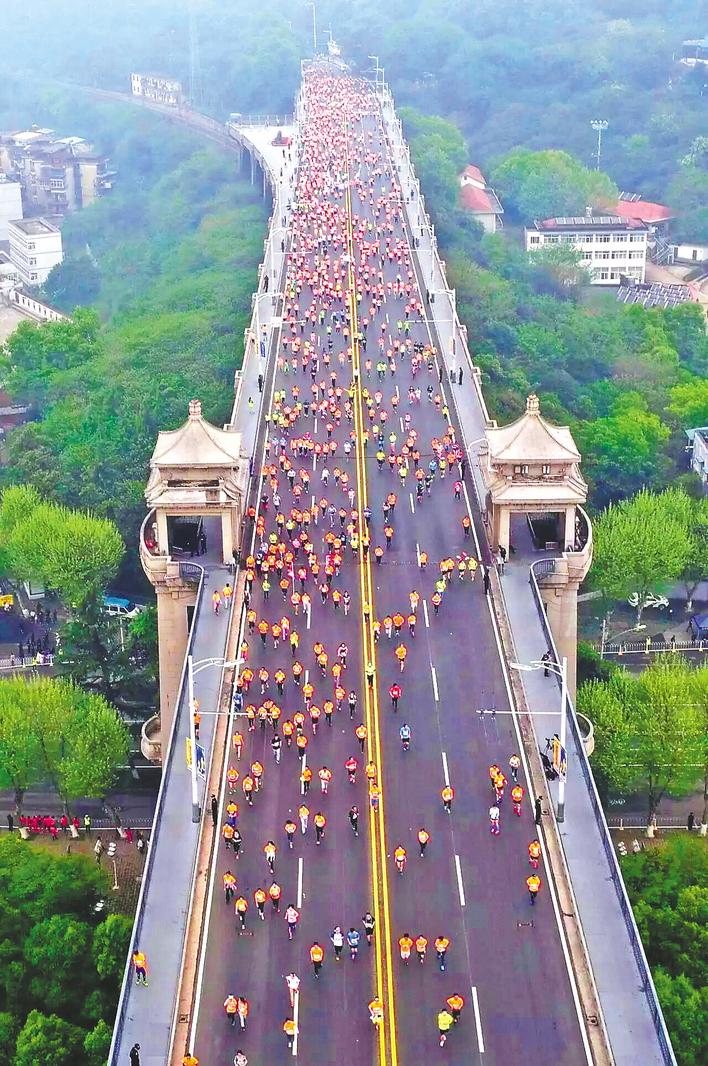 “汉马”十年足音铿锵(图1)