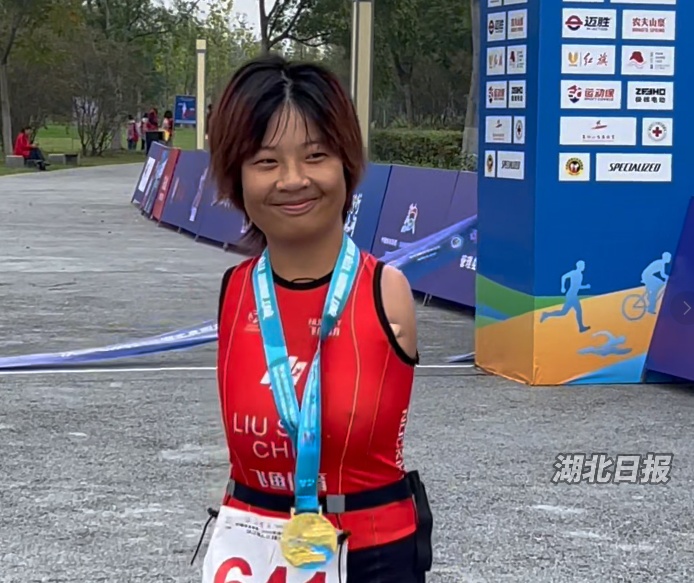 “我要证明给大家看，我不是废物！” 荆州无臂女孩成铁人三项运动员