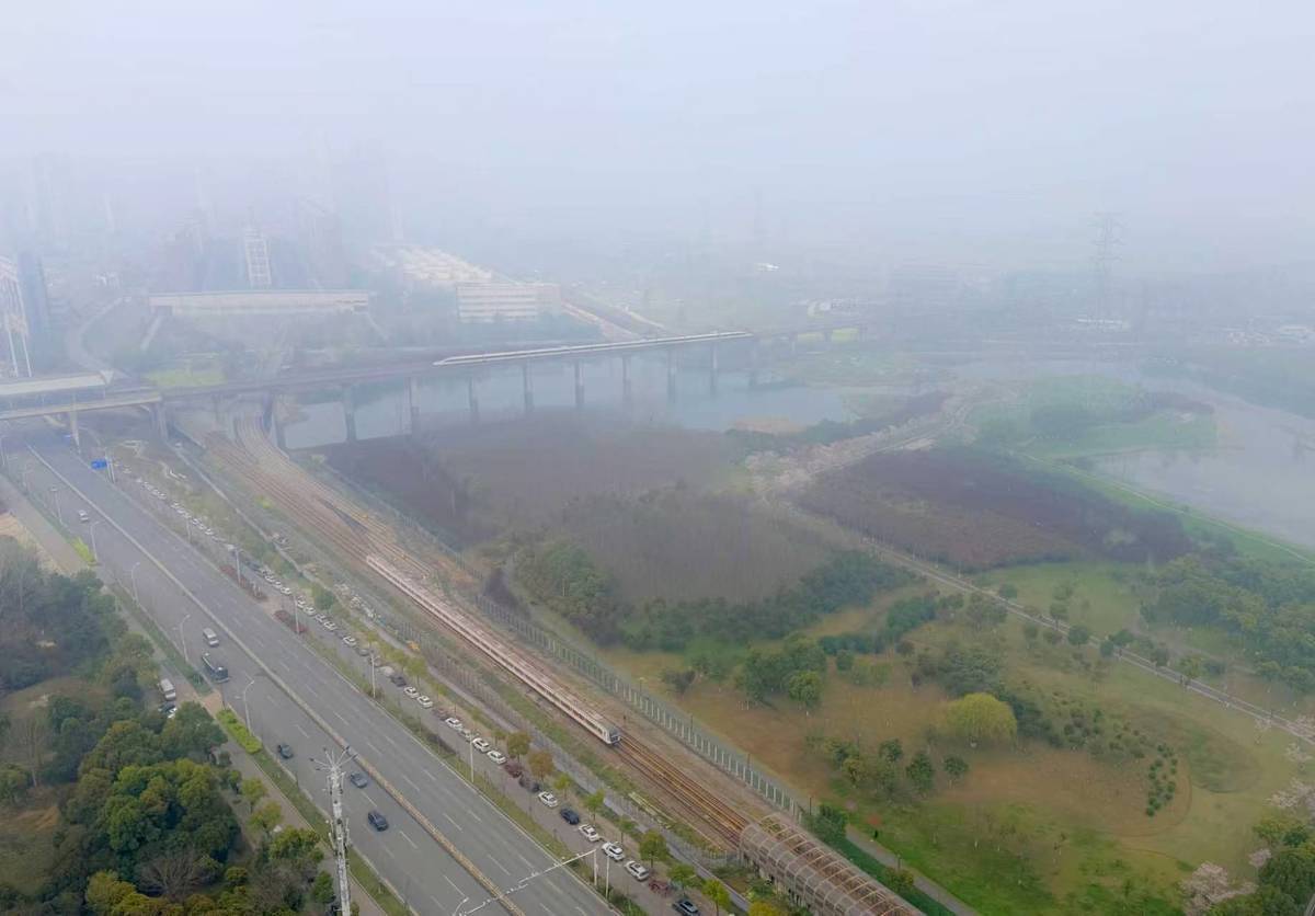  大雾锁城，地铁护航保畅通