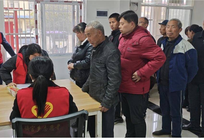  心系桑梓情暖乡亲 在外企业家斥资千张门票邀村民共赴“乡超”之约