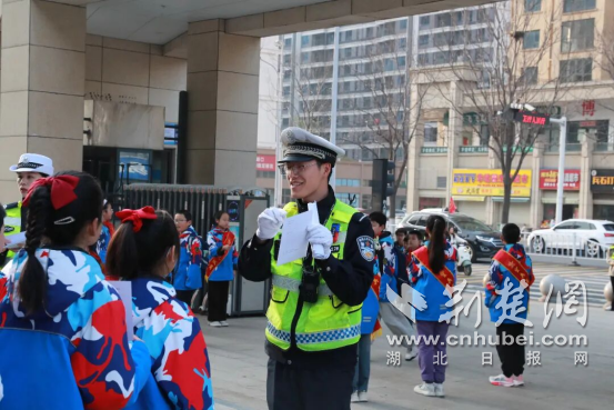 荆门交警：实景观察+沉浸式体验 交通安全课护佑少年出行