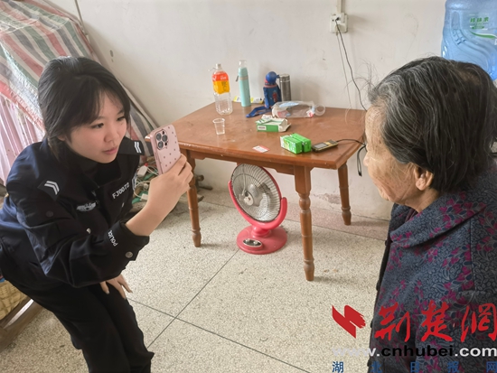 暖心服务“不打烊”！大冶大箕铺民警上门为老人加急办证