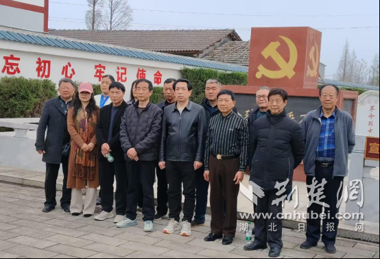  继承先烈遗志 发扬革命传统 钟祥两文艺协会组织开展缅怀革命烈士活动