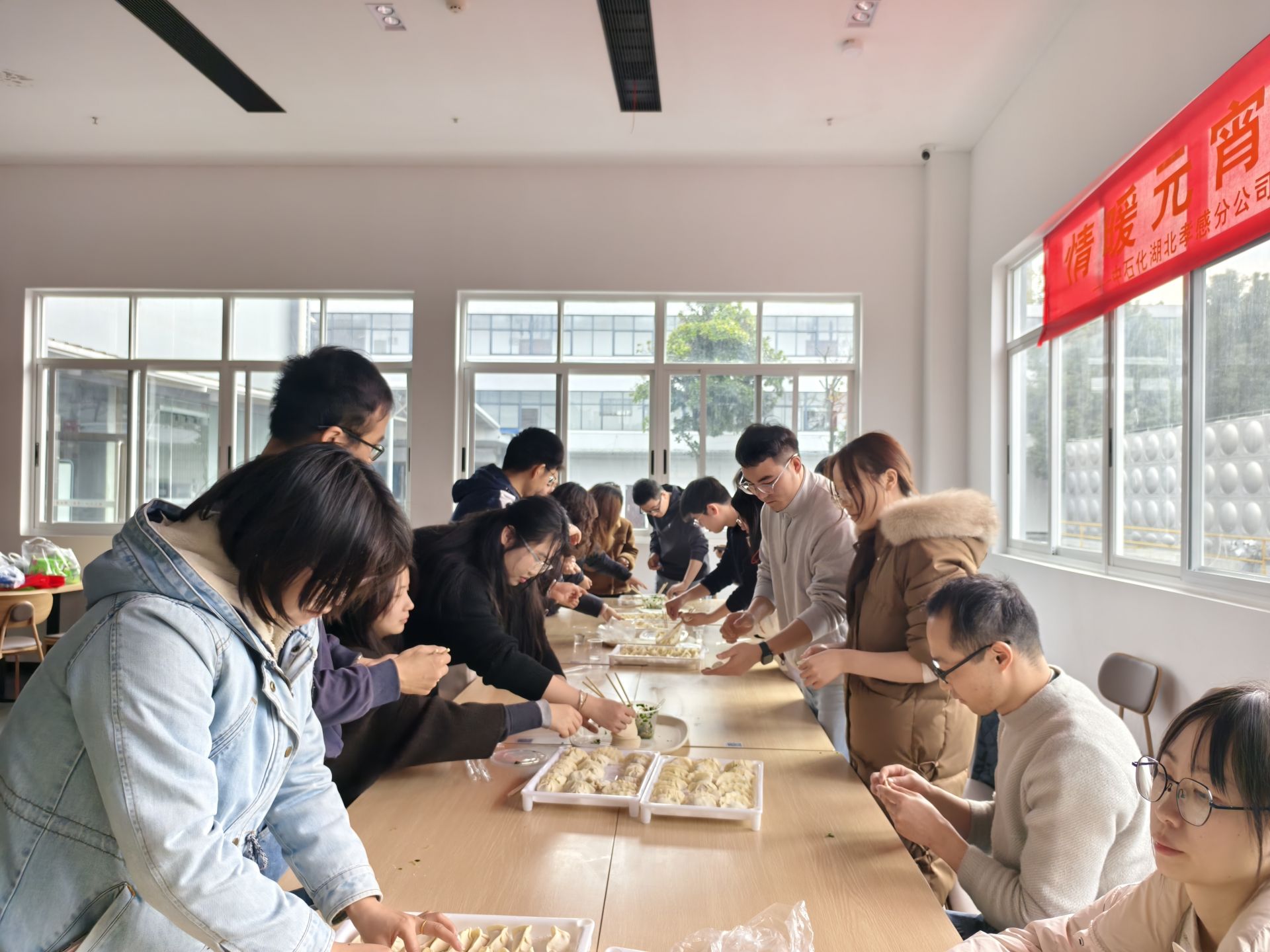 月圆人圆闹元宵 企地共建暖人心