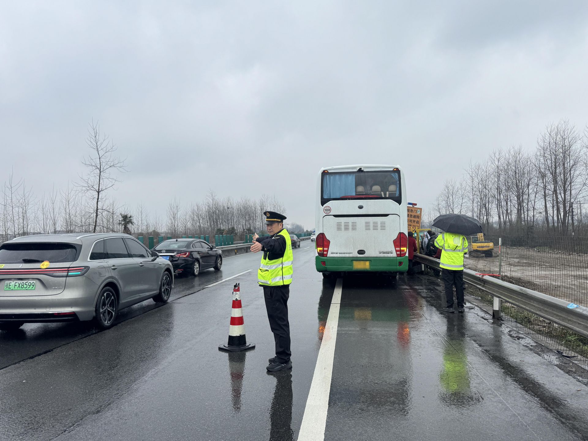  湖北高速路政“云端鹰眼”快速处置客车爆胎险情