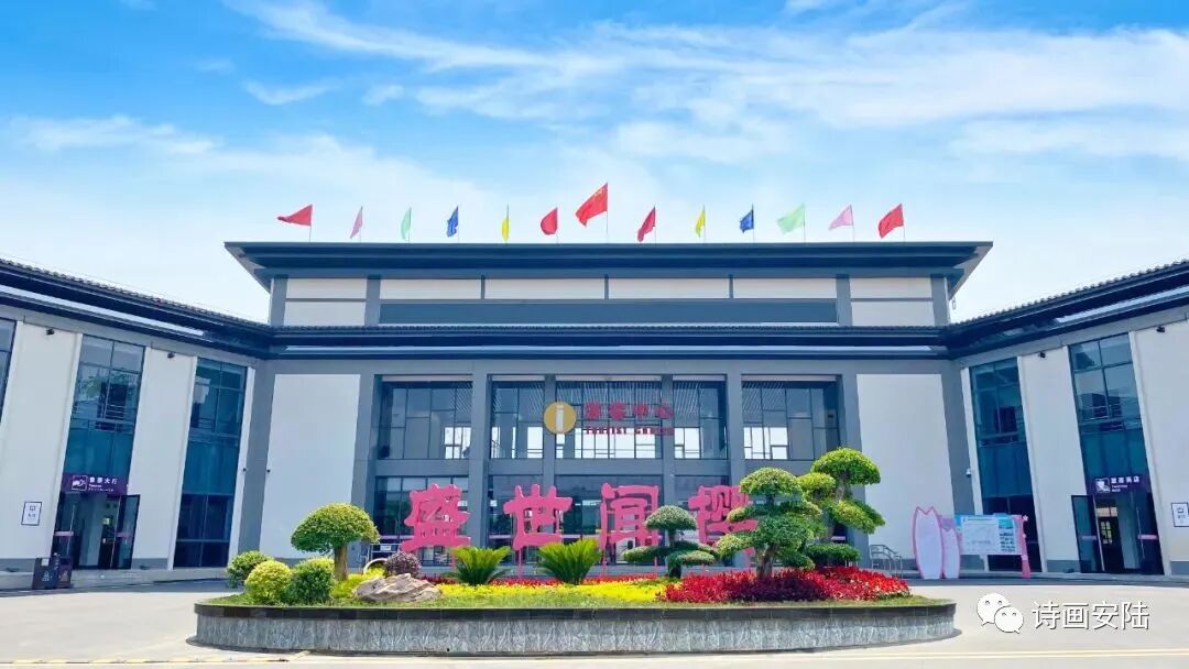  花海、球赛、烧烤…… 一座宝藏小城的快乐周末时光