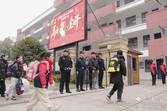  鄂州公安赴一场平安约定，护一路书香成长