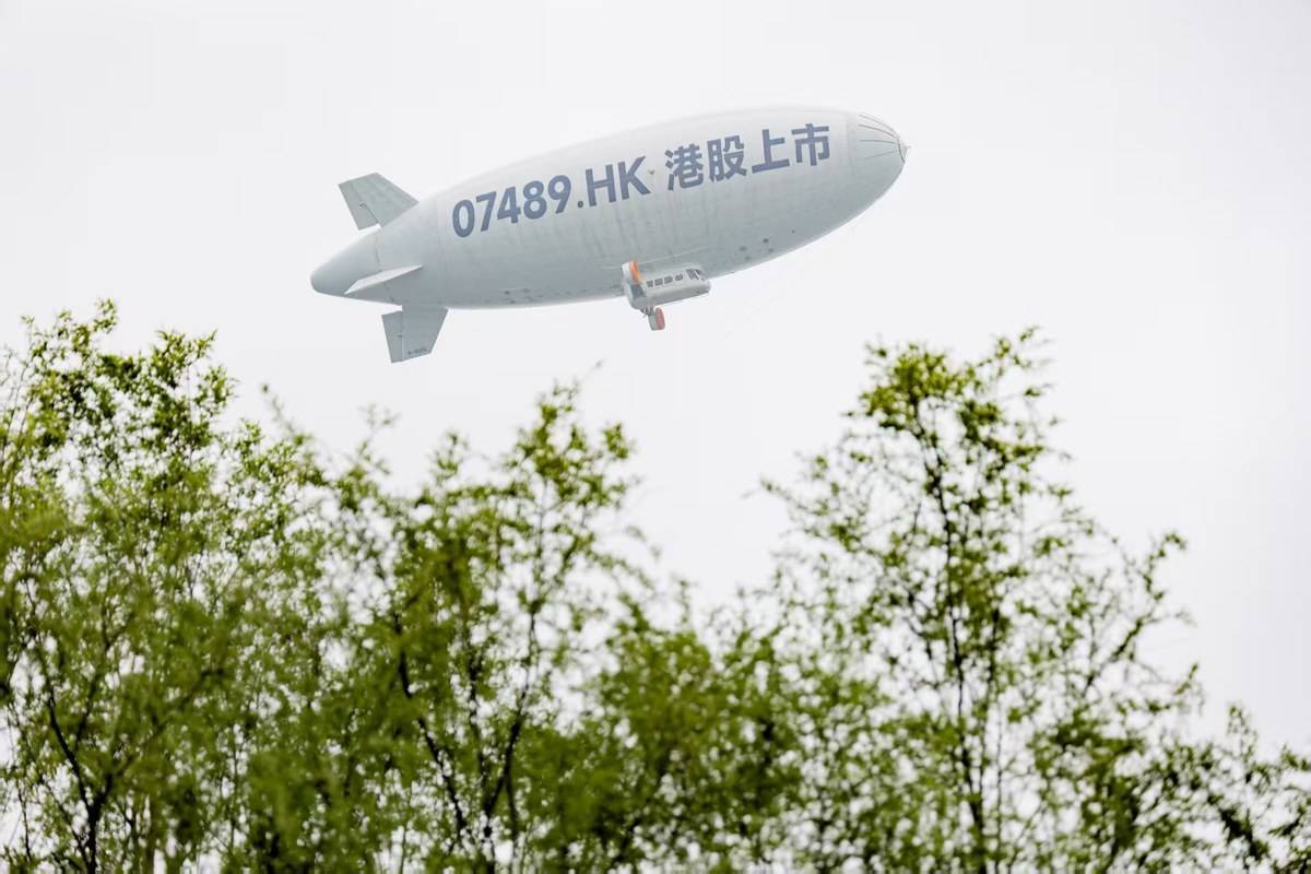 敲钟瞬间，天空飘来一个“彩蛋”，全城抬头