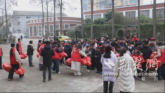 钟祥：雷锋精神传温暖 巾帼护航助成长