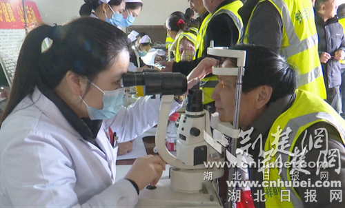 钟祥：致敬城市美容师 义诊送暖护健康