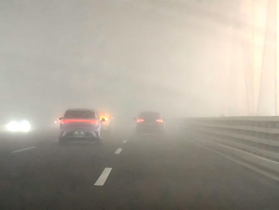 昨日湖北大部出现浓雾 57处高速收费站临时关闭 近期荆楚多雨雾 驾车出行需谨慎