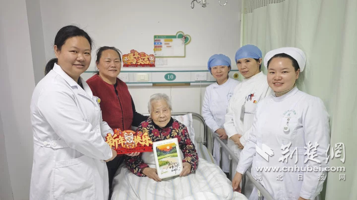 九旬奶奶携“生命相册”复查，见证医患温情与生命奇迹