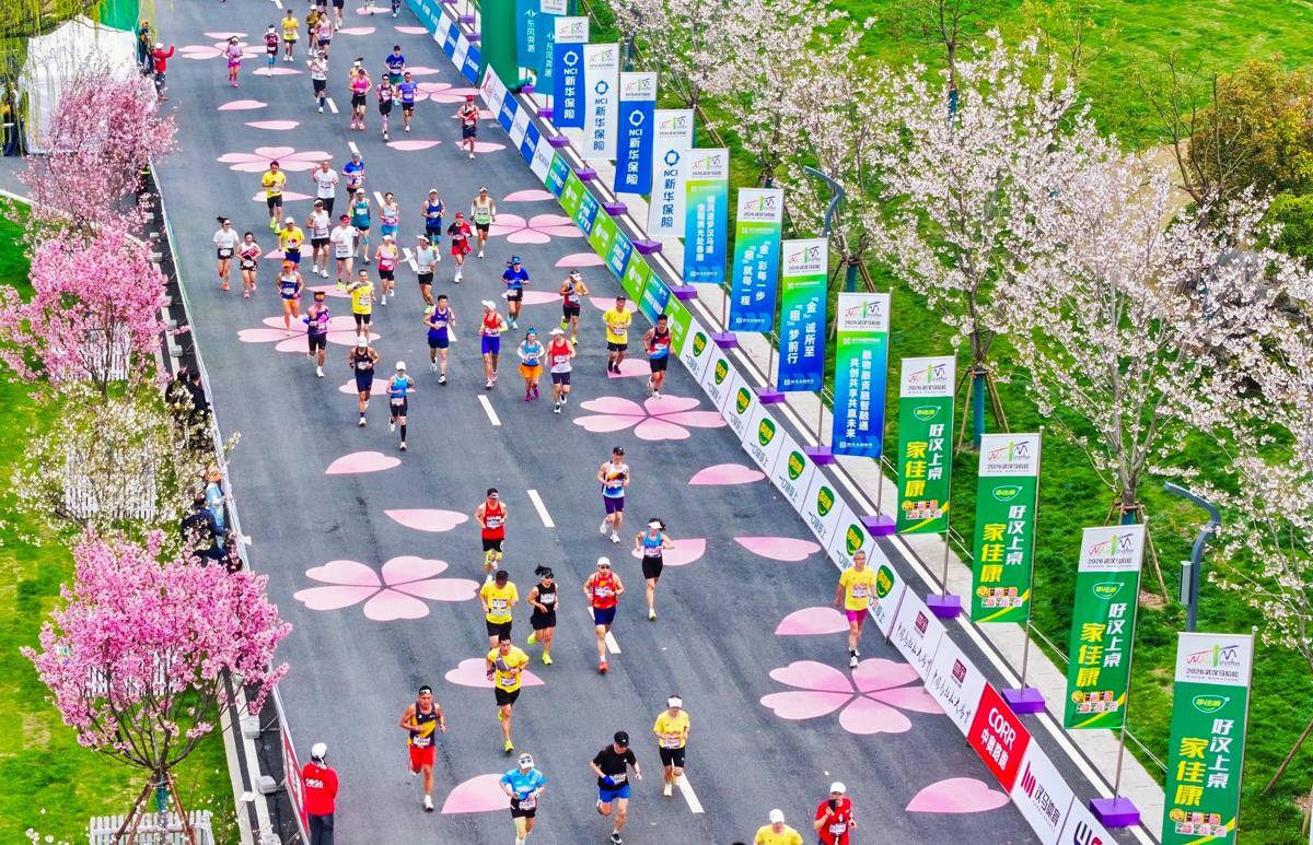  “樱花大道”迎汉马选手凯旋