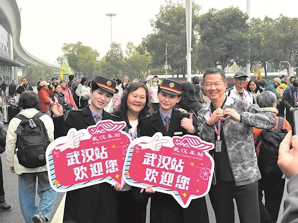 樱花专列抵达武汉火车站 576名香港游客开启赏樱之旅