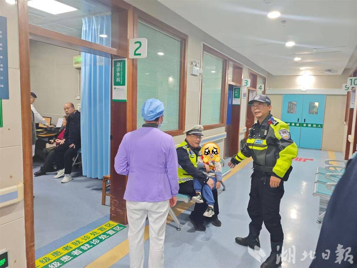 20分钟路程仅用8分钟！男孩骨折东湖交警紧急送医