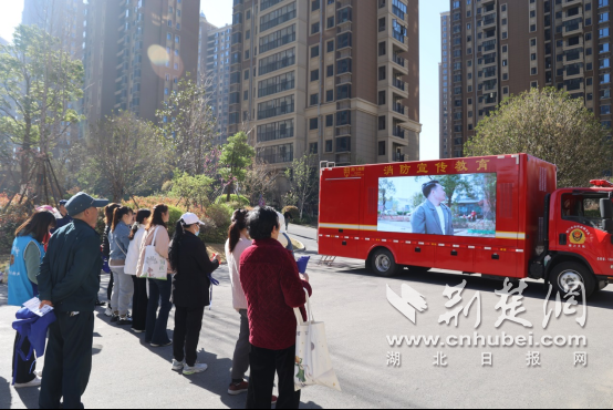 “微光成炬”照亮平安路 荆门消防走进高层小区“送平安”