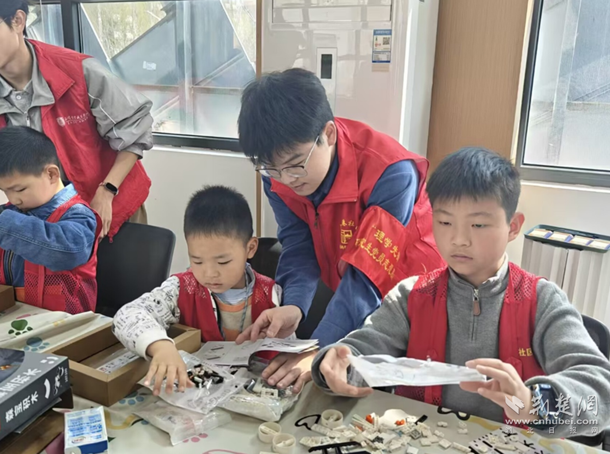志愿微光点亮童心 武汉工程大学志愿者进社区开展科普实践