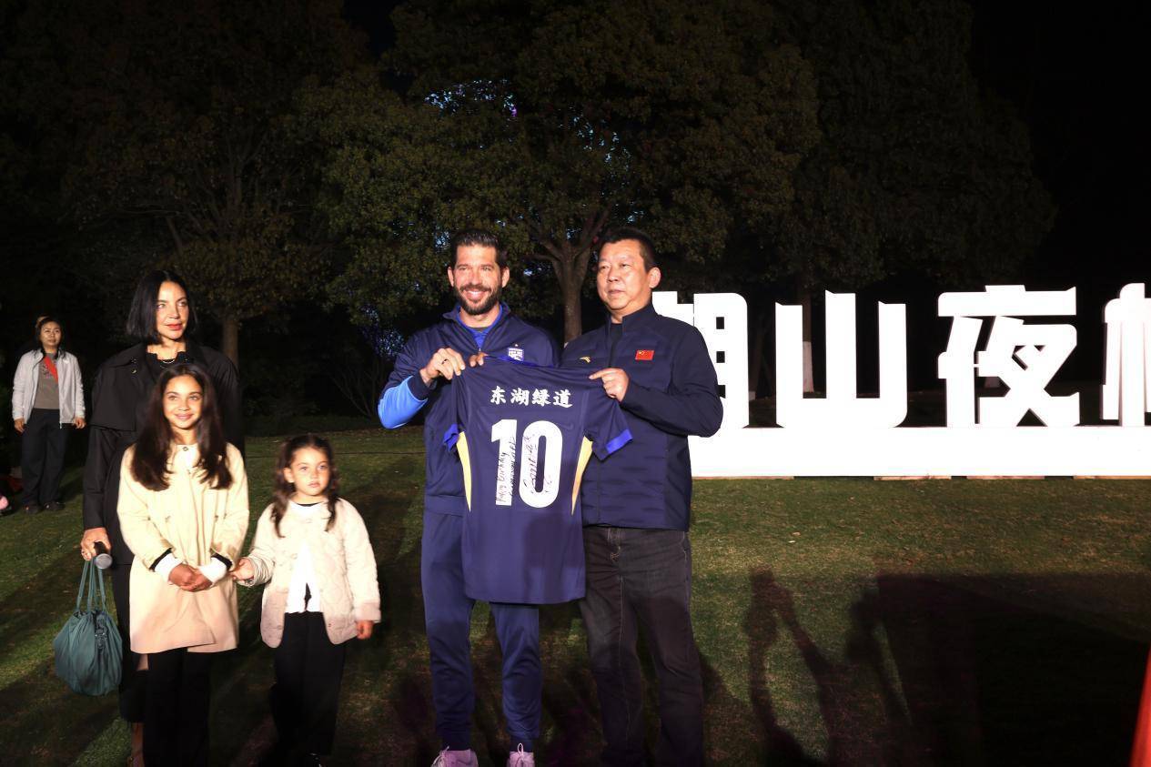 机器人“接棒”点亮夜樱，东湖绿道邀您共赴十年之约