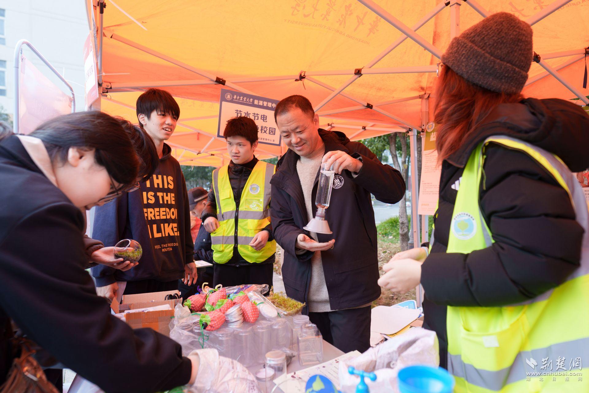 学校建安部与绿色协会展示绿色校园活动（学通社记者 韩鑫垚 摄）.jpg.jpg