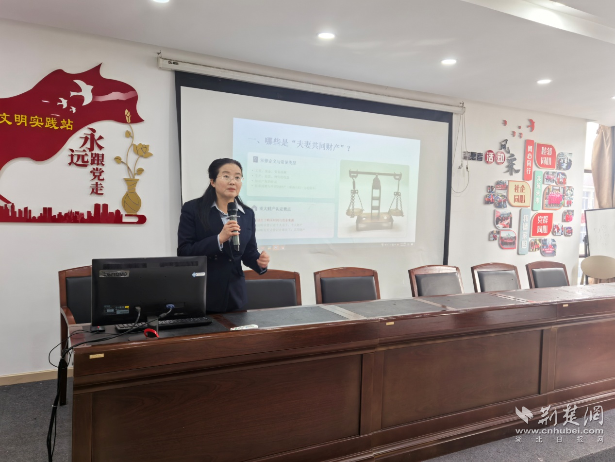 春风送法  护“她”权益——水果湖所开展“三八”普法宣传讲座