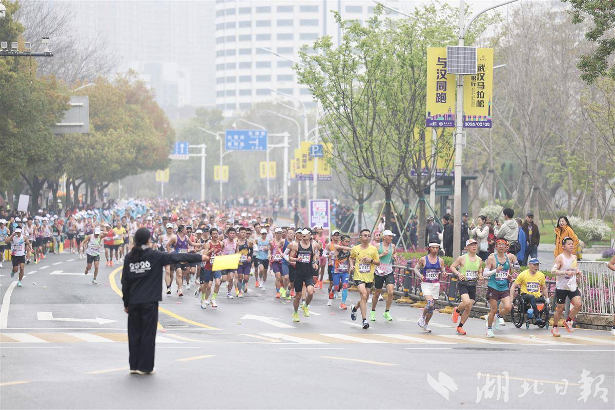 汉马热浪席卷东湖 市民助威声浪点燃“最美赛道”