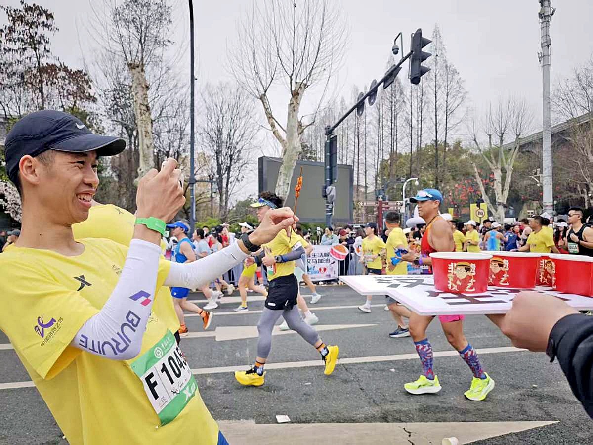 面对热情“投喂” 选手感叹“吃不完，根本吃不完”