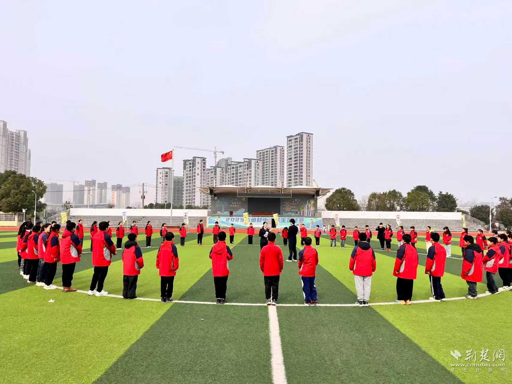 嘉鱼县：法治阳光照进校园，趣味接力守护成长