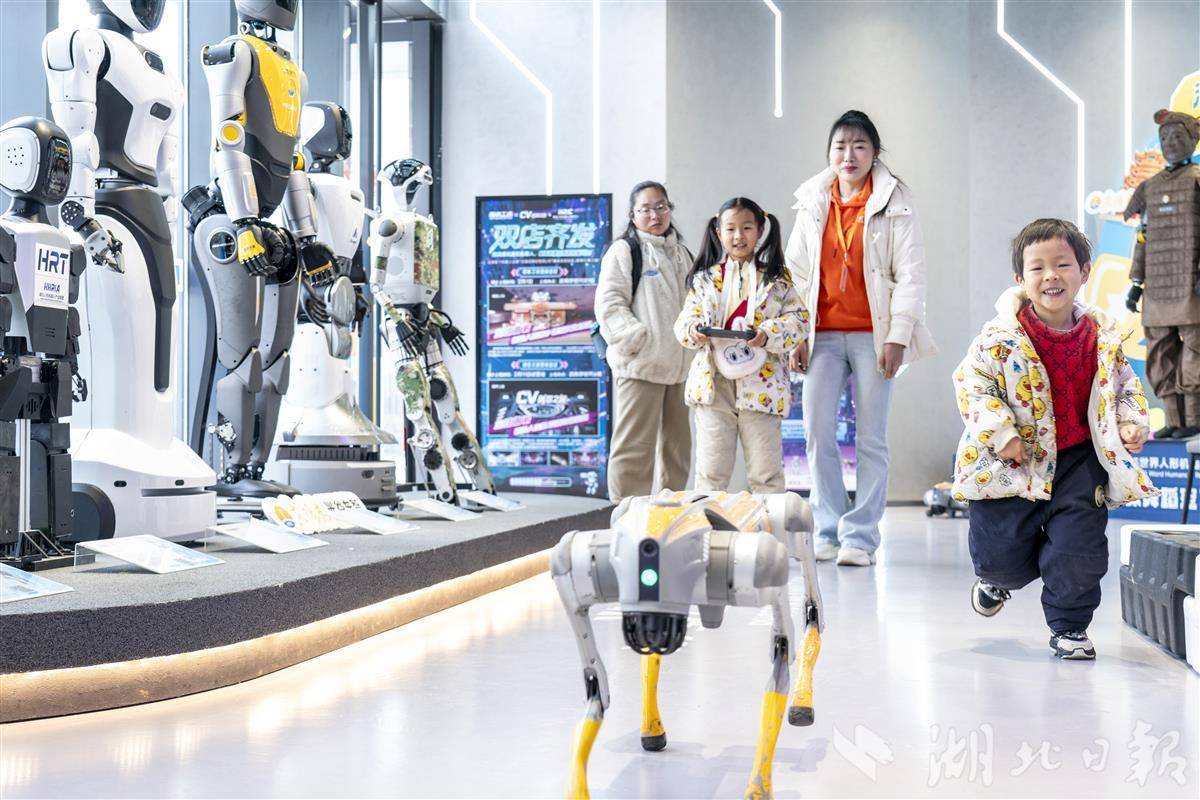 2026年全国两会擘画新篇 光谷企业大佬畅想“十五五”