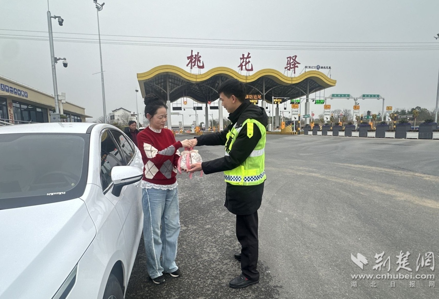 桃花驿收费站推出“驿路暖心包”扮靓桃花节